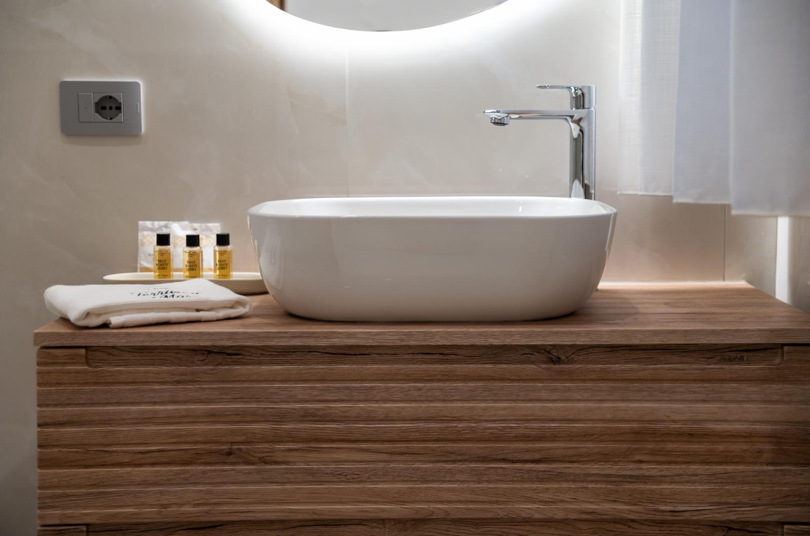 Lavabo bianco su mobile in legno